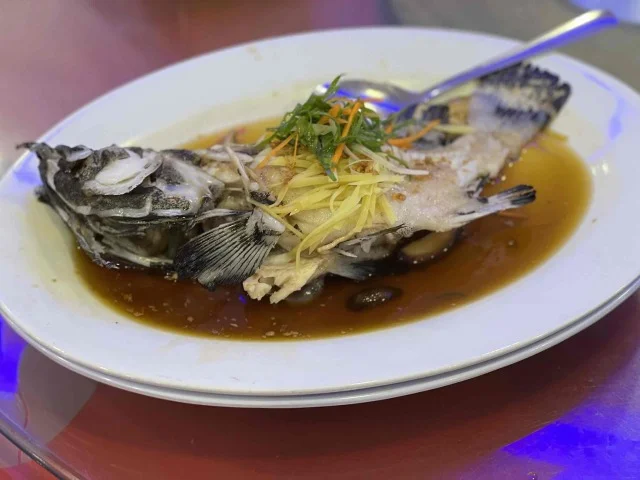 街中のローカルフード店にて