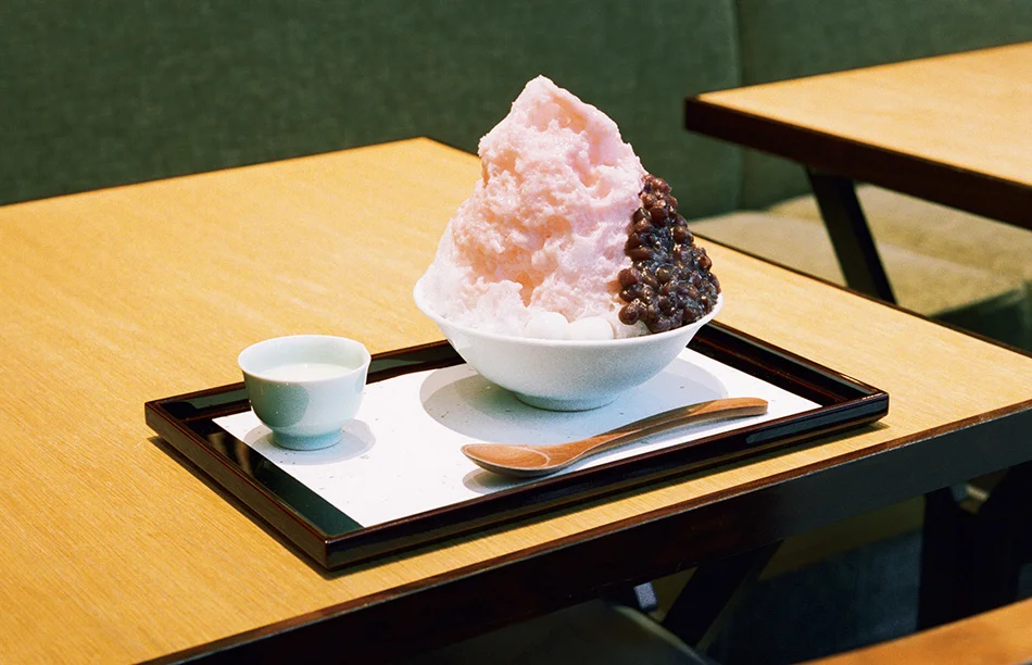 「鶴屋吉信 TOKYO MISE」のいちご甘酒氷