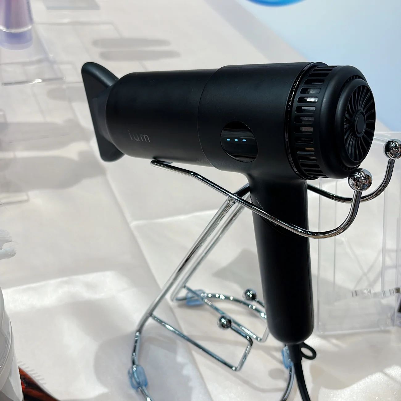 2025 新作コスメ ヘアケア プチプラコスメ ドラバラコスメ おすすめ イウム ヘアドライヤー ¥8800(編集部調べ)/マンダム