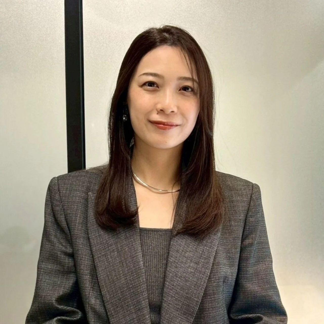 柔らかさが際立つ、大人のグレージュストレート【40代のロングヘア】