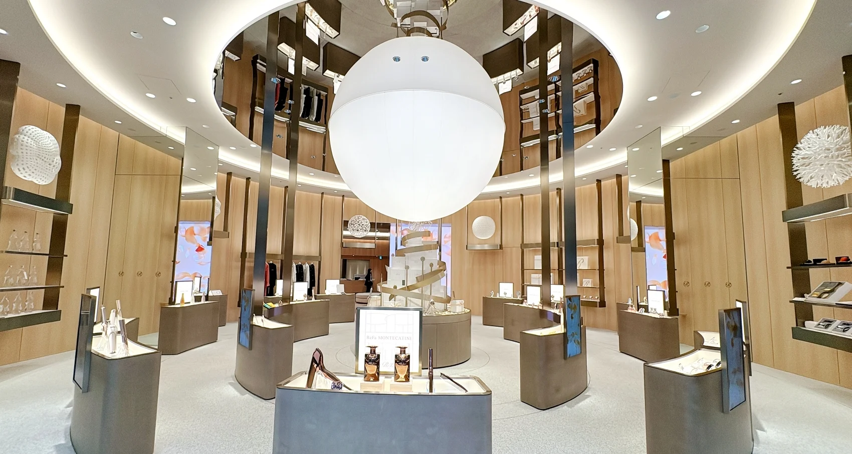 ReFa リファ GINZA  銀座　旗艦店　店内　1階内観