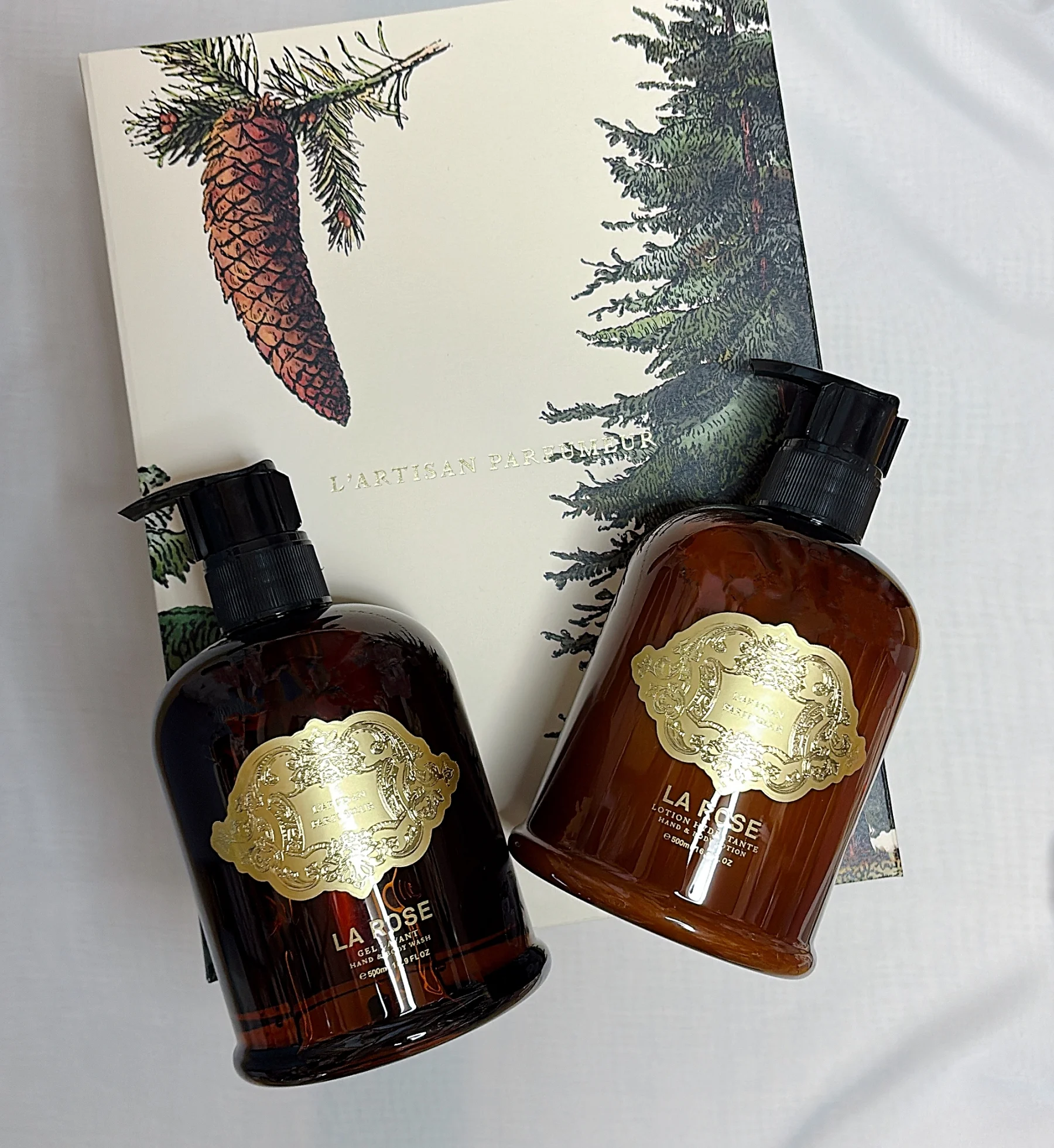 （左）ハンド＆ボディ ウォッシュ 全５種（ラ ローズ／ラ フィグ／ロンソン／レ べ／ランブル） 各500mL ￥9680、（右）ハンド＆ボディ ローション 全５種（ラ ローズ／ラ フィグ／ロンソン／レ べ／ランブル） 各500mL ￥10560／ラルチザン パフューマー