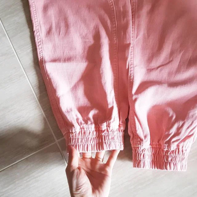 ZARAで見つけたきれいなピンク色のジョガーパンツ
