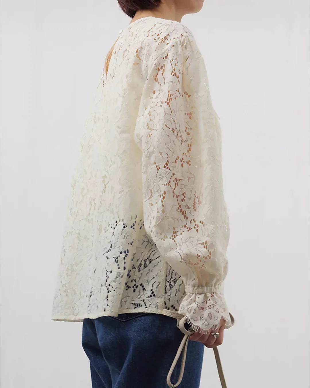 レースブラウス横向き