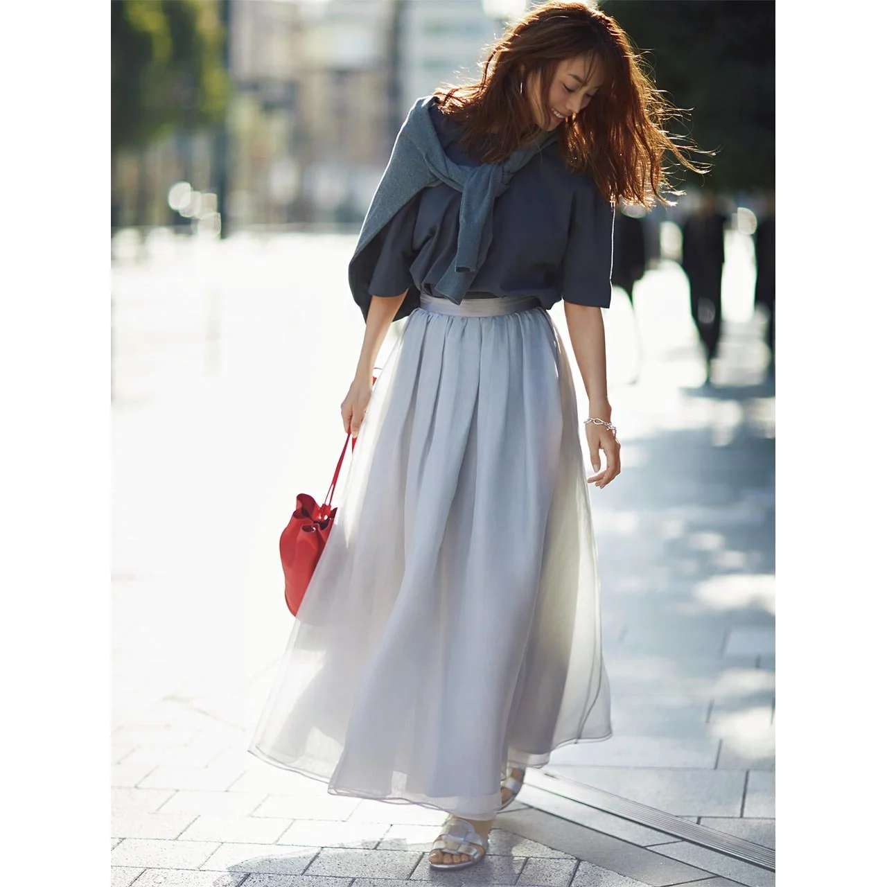 ■シルクTシャツ×アイシーグレーのボリュームスカートコーデ