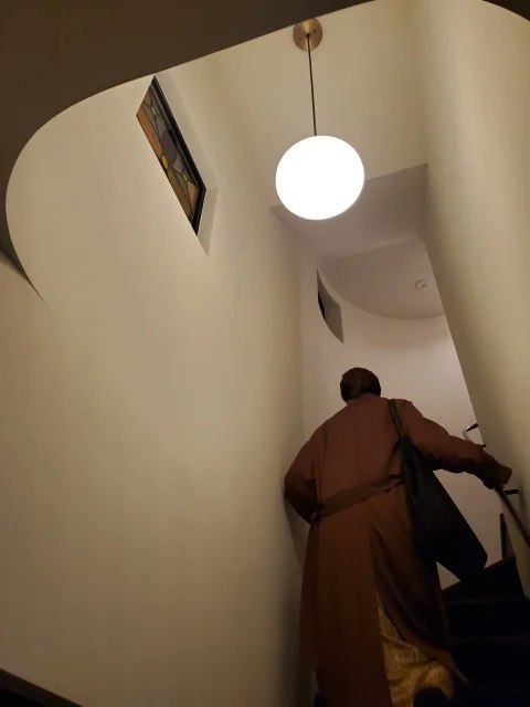 TOUT Y EST TOKYO 店内 アーチ窓とステンドグラス