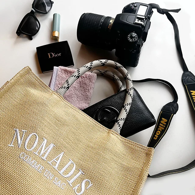 NOMADIS 大人女性のバッグの中身 一丸レフのカメラ好き