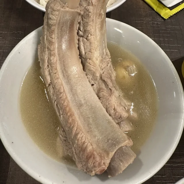 大きな骨つき肉が2つ入った「プレミアム・ロインリブ・スープ」。

