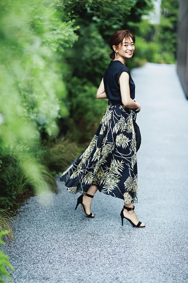 三尋木奈保さんの2020年夏のファッション　プリントスカートのコーデ