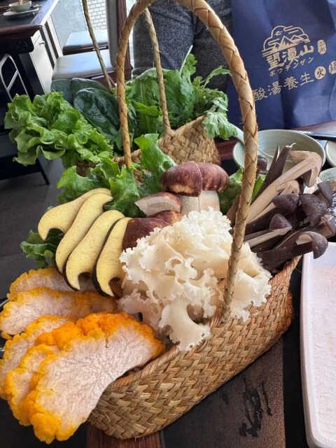 雲南　キノコ鍋　望滇山