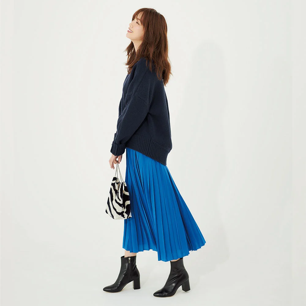 ニット×ブルー色プリーツスカートのファッションコーデ