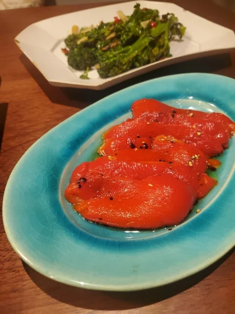 awabiware（アワビウェア）トルコ青のオーバル皿に盛り付けた副菜のイメージ