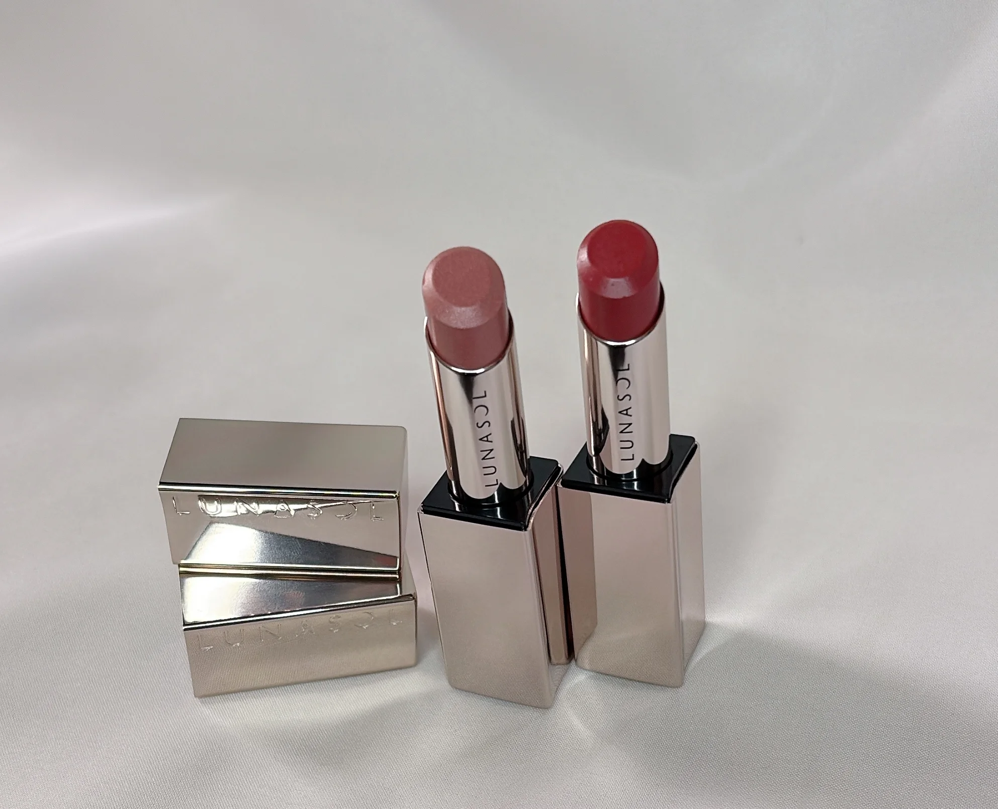 2026年春新色　LUNASOL　つややかな質感とうるおいが続く人気リップ、フュージングカラーリップスからも新色4色（うち限定1色）がお目見え。右の赤みブラウン、12 チェリーウッドも素敵ですが、私がときめいたのは左の限定色・EX08 セピアルフレ。