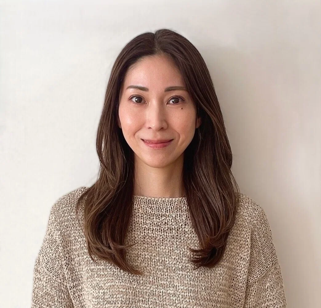 ランダムに巻いたロングヘアはツヤ髪がポイント【40代のロングヘア】