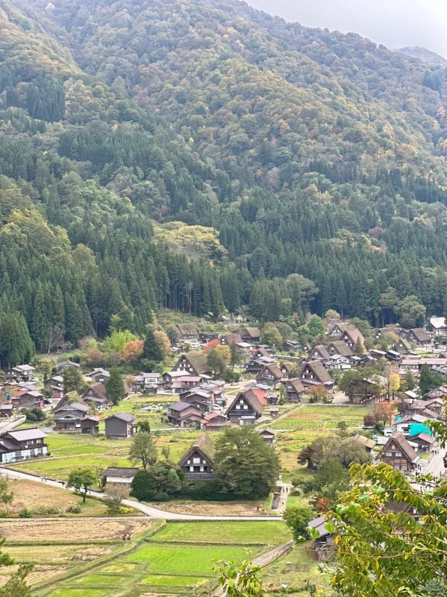 急坂を登ると眺められる白川郷