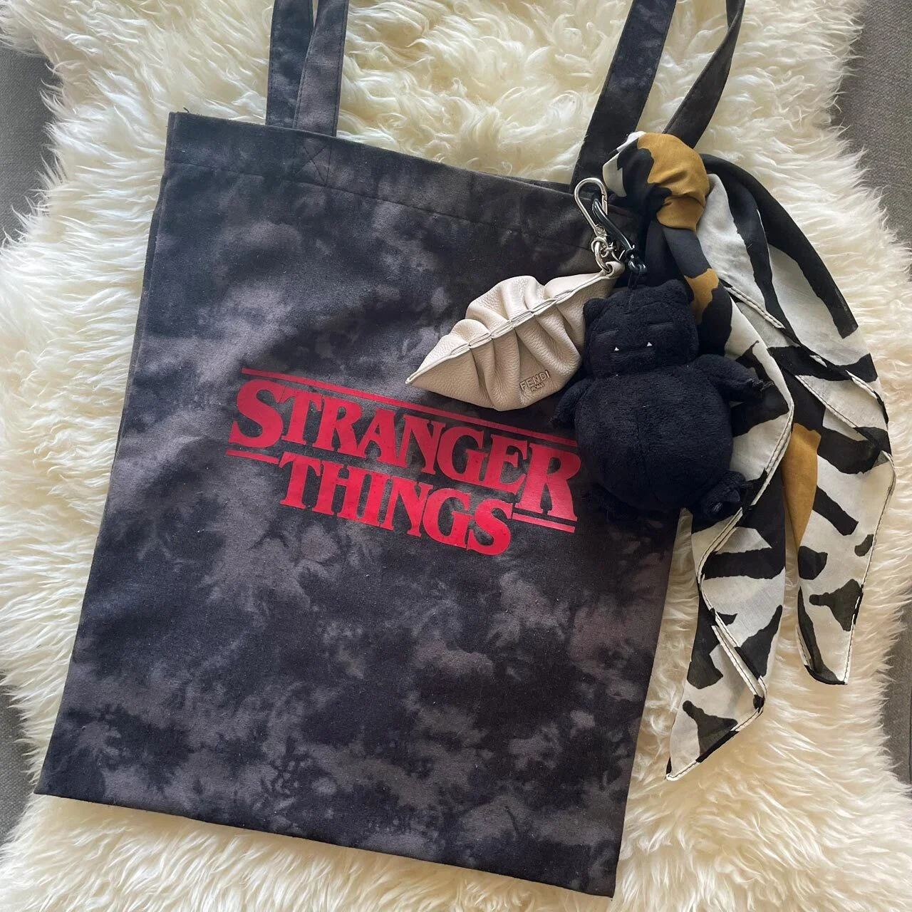 黒いエコバッグ　赤のロゴ入り