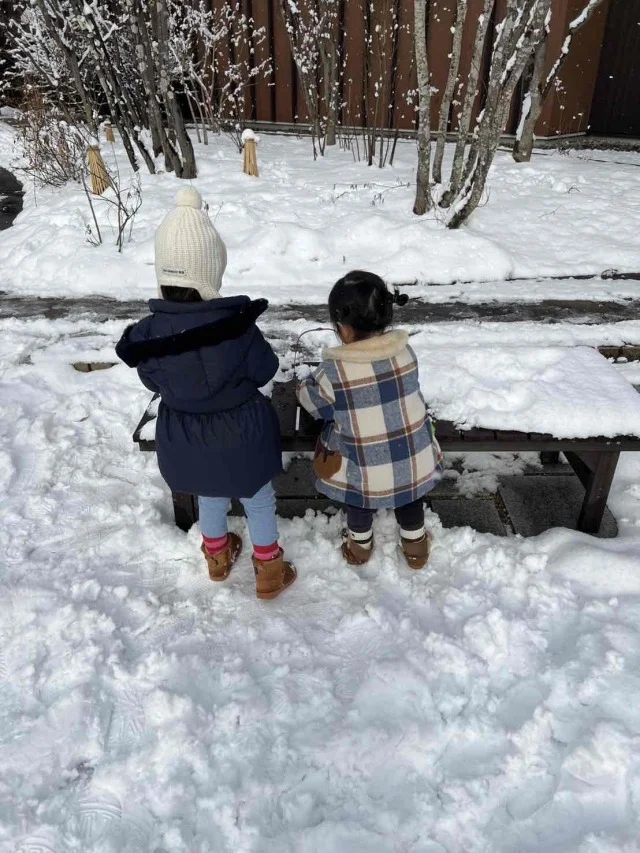 中庭で雪遊び