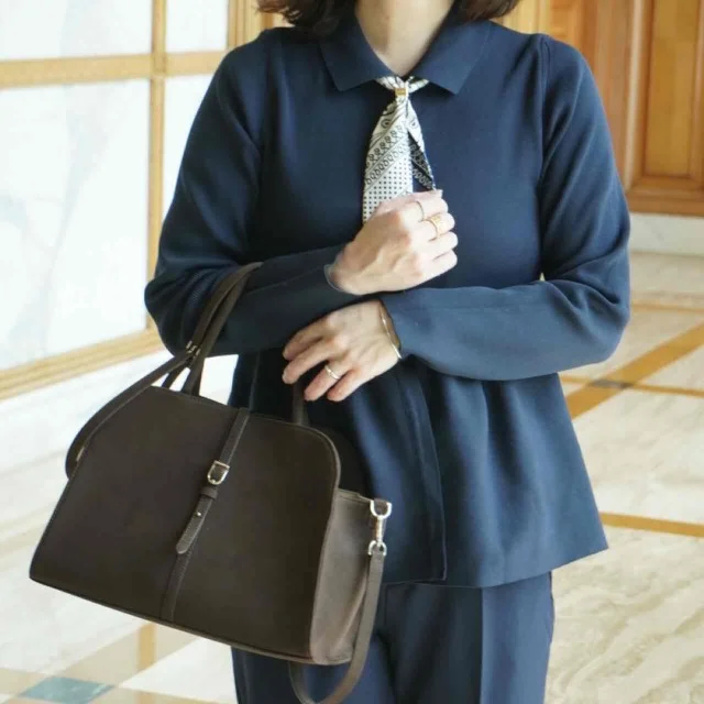 首元にはネイビー×ホワイトのバンダナツイリーをプラス。