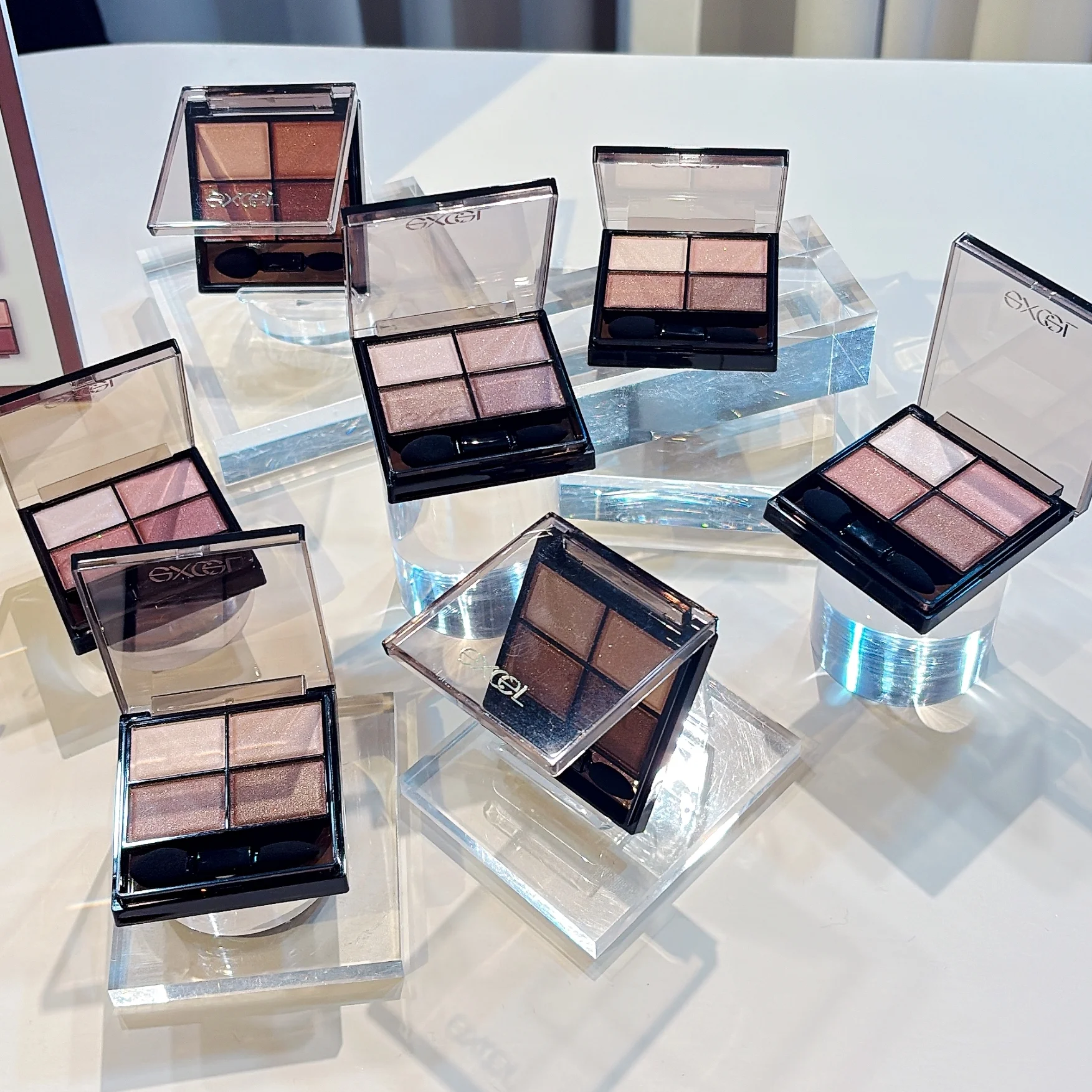 2026　春新色　エクセル　excel アイシャドウ　そんなロングセラーの気になる新ラインアップは全７種。使う人を選ばないニュートラル、華やかな印象のオレンジ系、上品なグレージュ系（SK02。これが私の個人的推しカラー！）などを追加しつつも、これまでの人気カラー４種は踏襲。「このパレットじゃなきゃダメ！」という熱狂的ファンを持つアイパレならではの配慮がうれしい。より自分にしっくりくるブラウンが見つかりそうです。   これからも「捨て色なし」「毎日使える」と、愛され続けること間違いなしのスキニーリッチシャドウ N。店頭に並んだらチェック必須です！   エクセル スキニーリッチシャドウ N　全７種　各￥1650（編集部調べ）／常盤薬品工業（サナ）＜２月17日（火）発売＞ ＊公式オンラインショップにて２月３日（火）、一部店舗にて２月10日（火）より先行発売