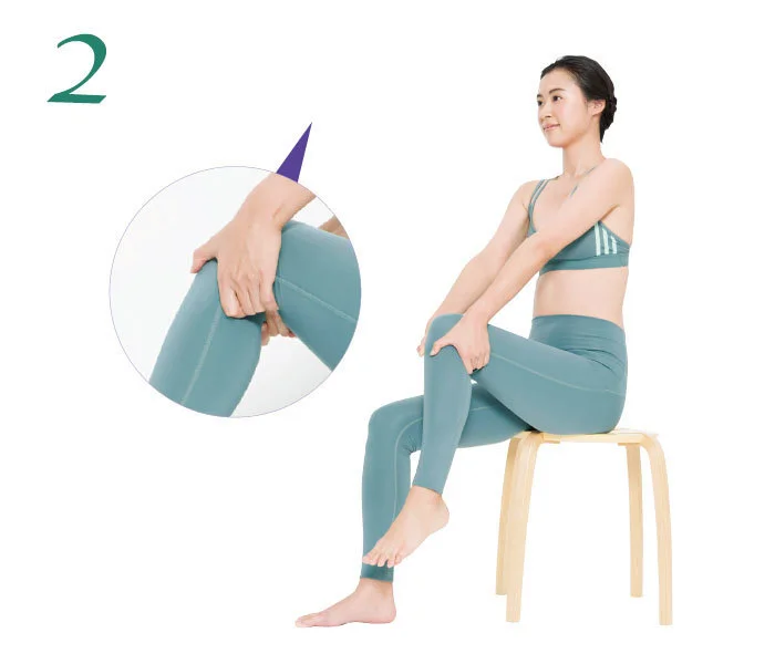 2.椅子に座って片脚の膝を両手で囲むように持ち、親指以外の指で膝裏に押し当て、そのまま膝下を上下に振る。これで自然に膝裏が刺激される。左右各10回。