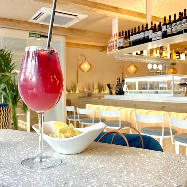 【cafe/bar】シュワッと一杯、夏の赤ワイン