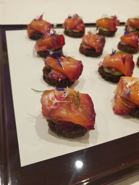 フィンランド大使館ムーミンアラビア発表会、立食パーティの様子
