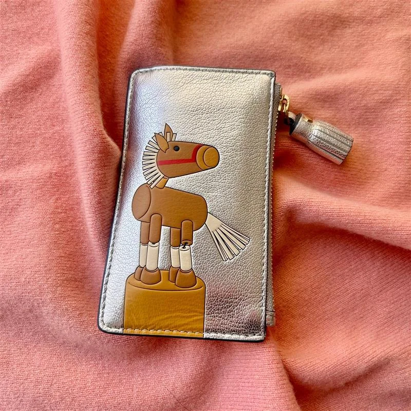 アニヤ・ハインドマーチの午モチーフカードケース