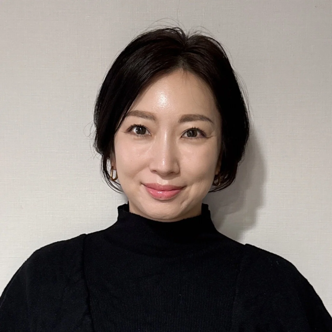 襟足すっきり、前下がりシルエットでつくる上品ショート【40代のショートヘア】