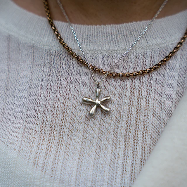 40代きれいめファション　CHRISTIAN VILLA のレザーバッグコーデ　マリソル美女組　集英社　40代ファッションコーディネート アラフィフ若見えコーデ　エレンディークのコーディネート　シャネルマトラッセ　女子会コーデ