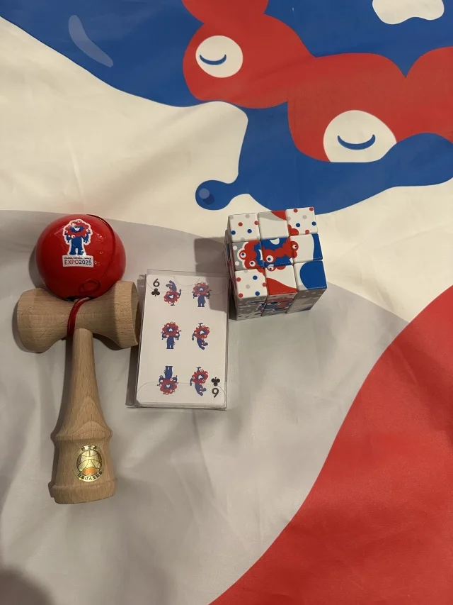 ミャクミャクのトランプ、けん玉、ルービックキューブ
