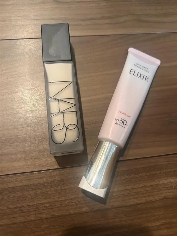 「NARS」のファンデーションと「エリクシール」の下地