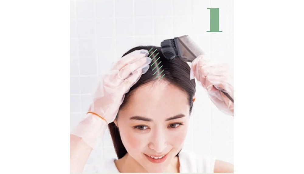 モデル樋場早紀さんが刷毛でトリートメントを髪の根元に塗る様子