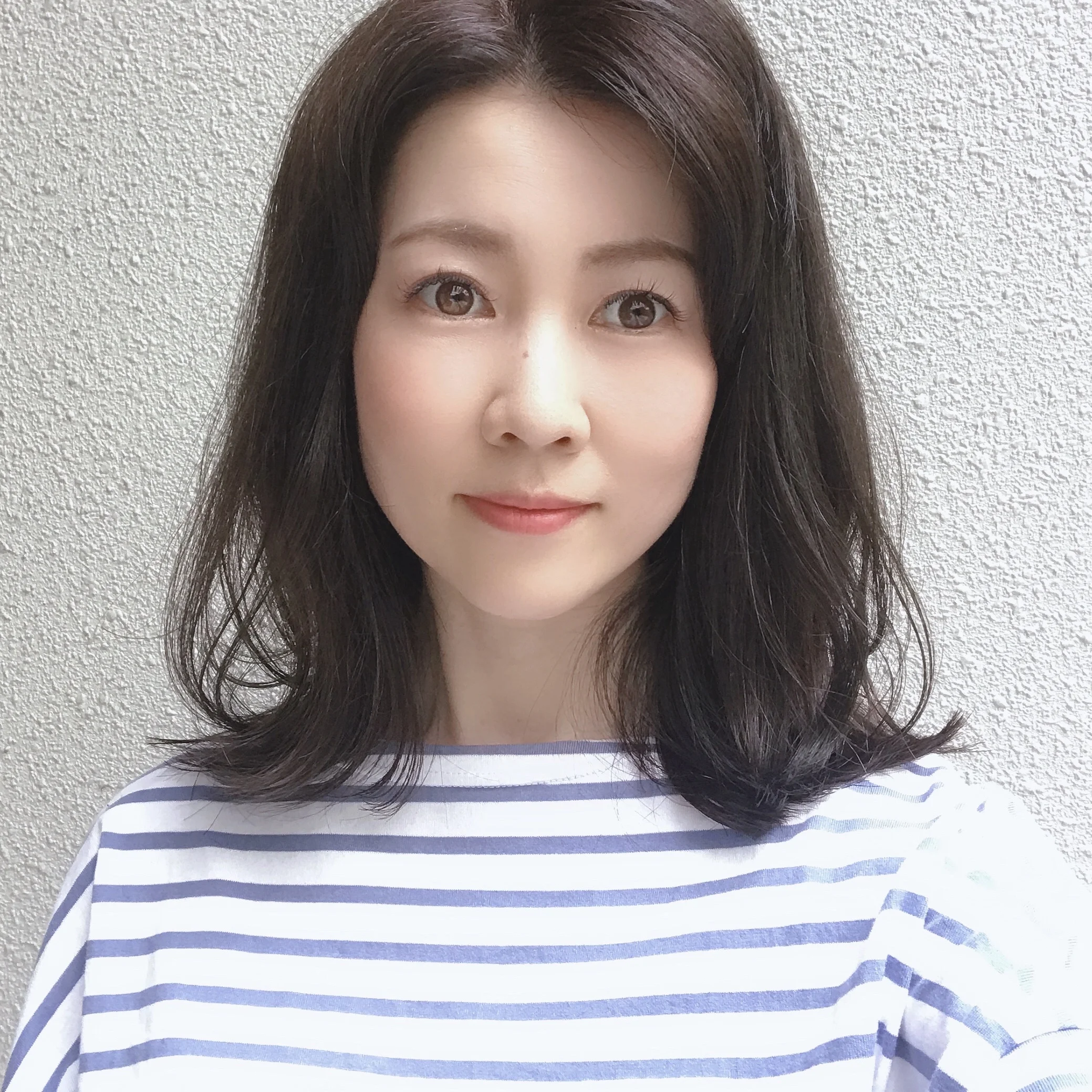 【ヘアスタイル】動きのある毛先で大人のふんわりミディアム