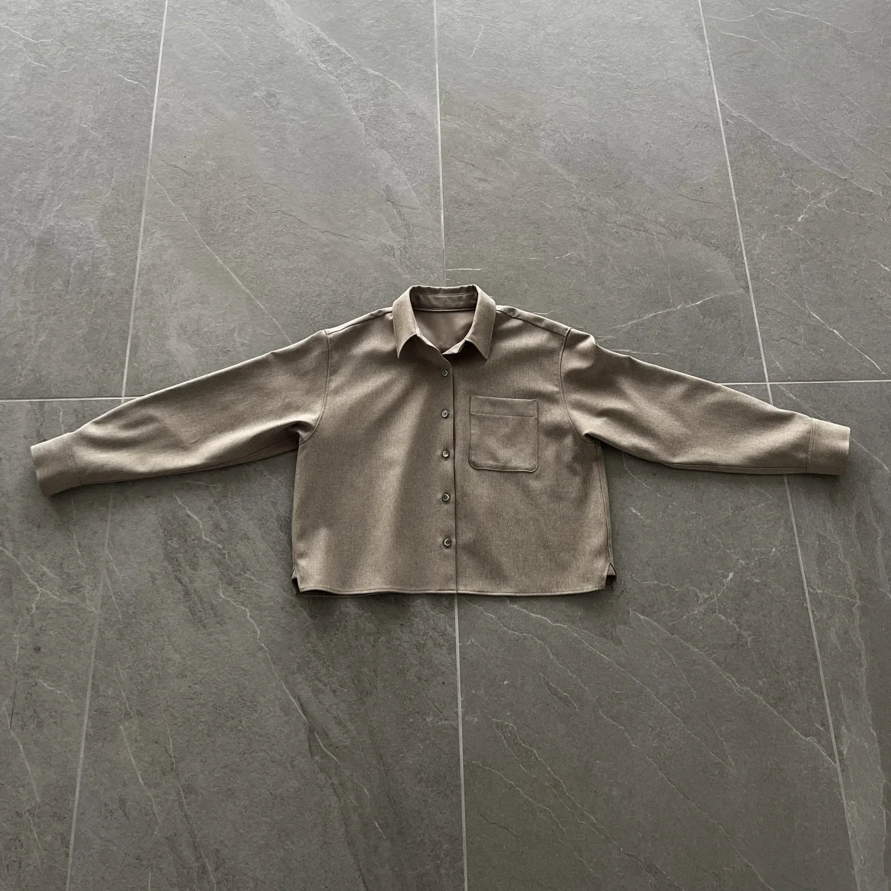 ツイード風シャツ　ベージュ　広げたところ