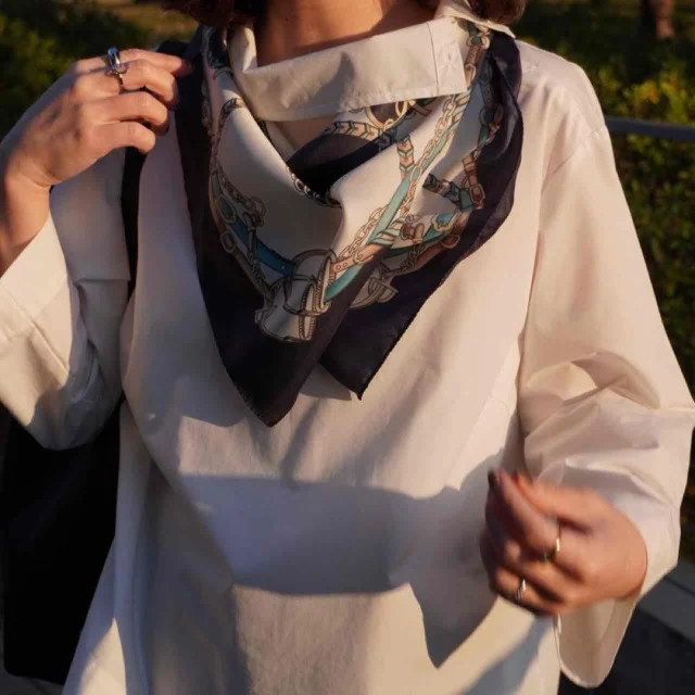 ベルトが描かれたスカーフ