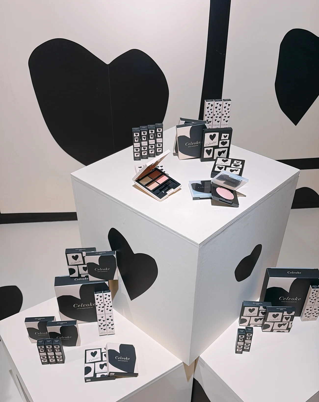 2025 新作コスメ セルヴォーク 秋新色 発表会の写真 Cervoke A/W Makeup Collection「UNSEEN EMOTION」 発表会の会場写真 製品の写真02