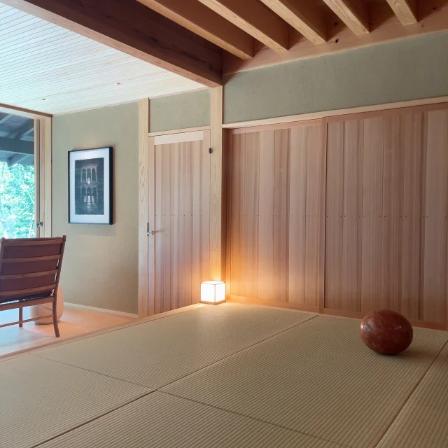 【鈍考／喫茶 芳】京都の檜林に囲まれた完全予約制の私設図書室_1_3