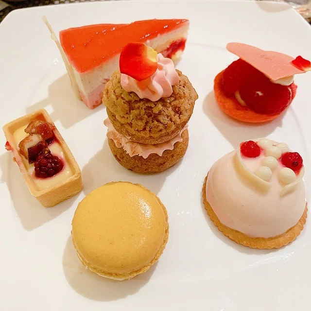 ヒルトン東京　ホテル　ビュッフェ　マリー　アントワネットの晩餐会
