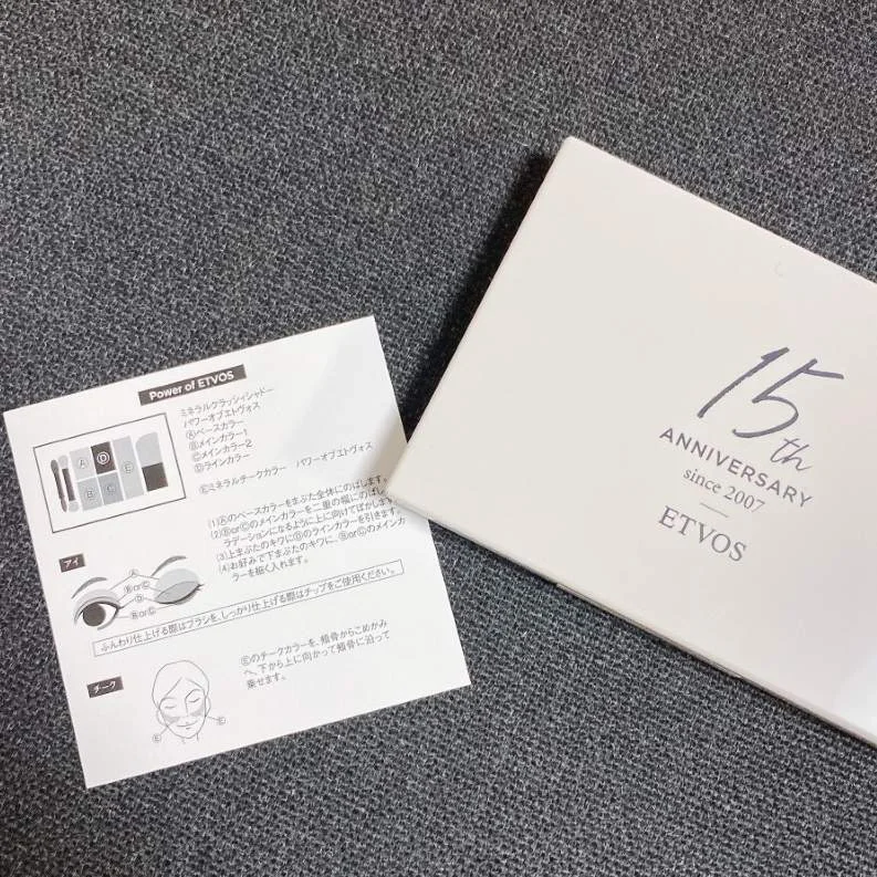 ETVOSの15周年限定アイテム　ミネラルアイ＆チークカラーパレット　メイクのHOWTOが書かれたシートが入っているのも、ちょっとうれしい