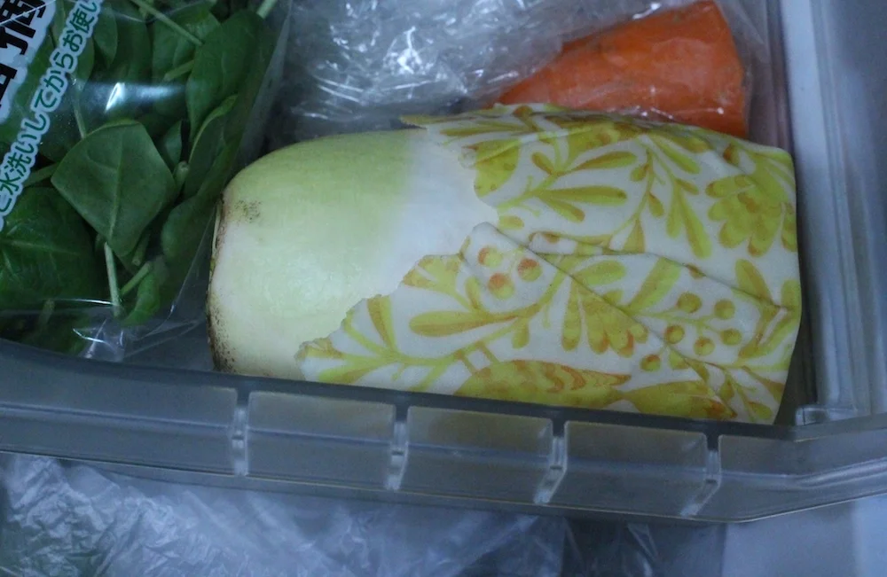野菜の切り口を覆うのに最適なSサイズのミツロウラップ