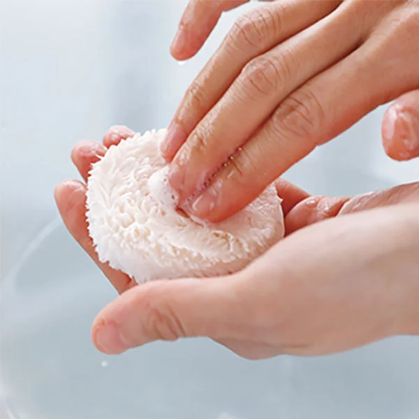 パフは片手で包み込みながら指先でなで洗い。