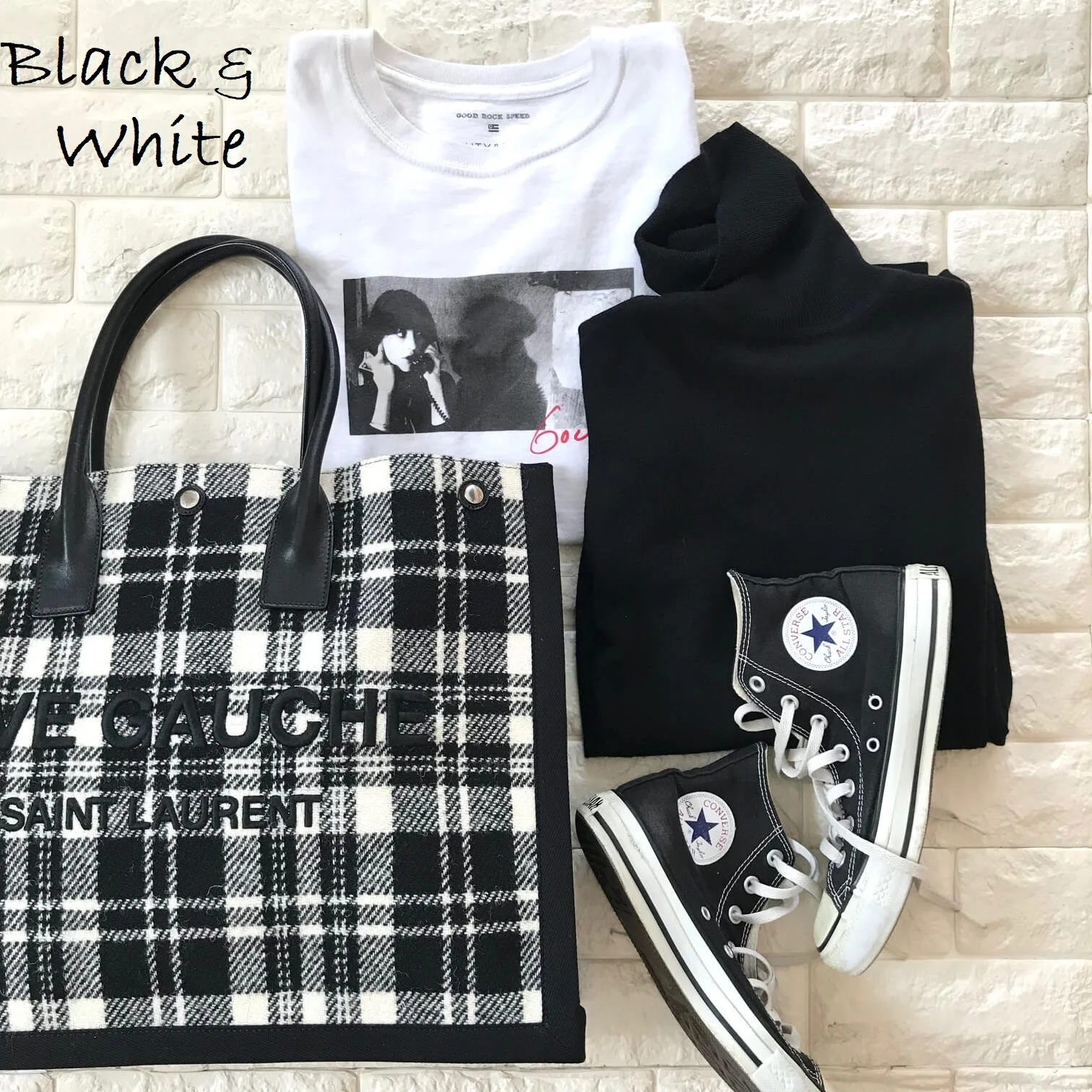 サンローランのバッグと白黒アイテムを合わせた画像