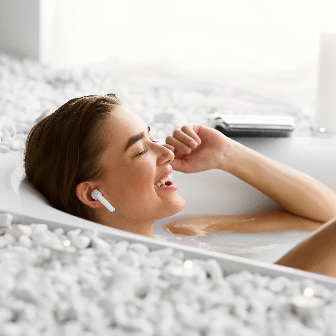音楽を聴きながらお風呂に入る女性
