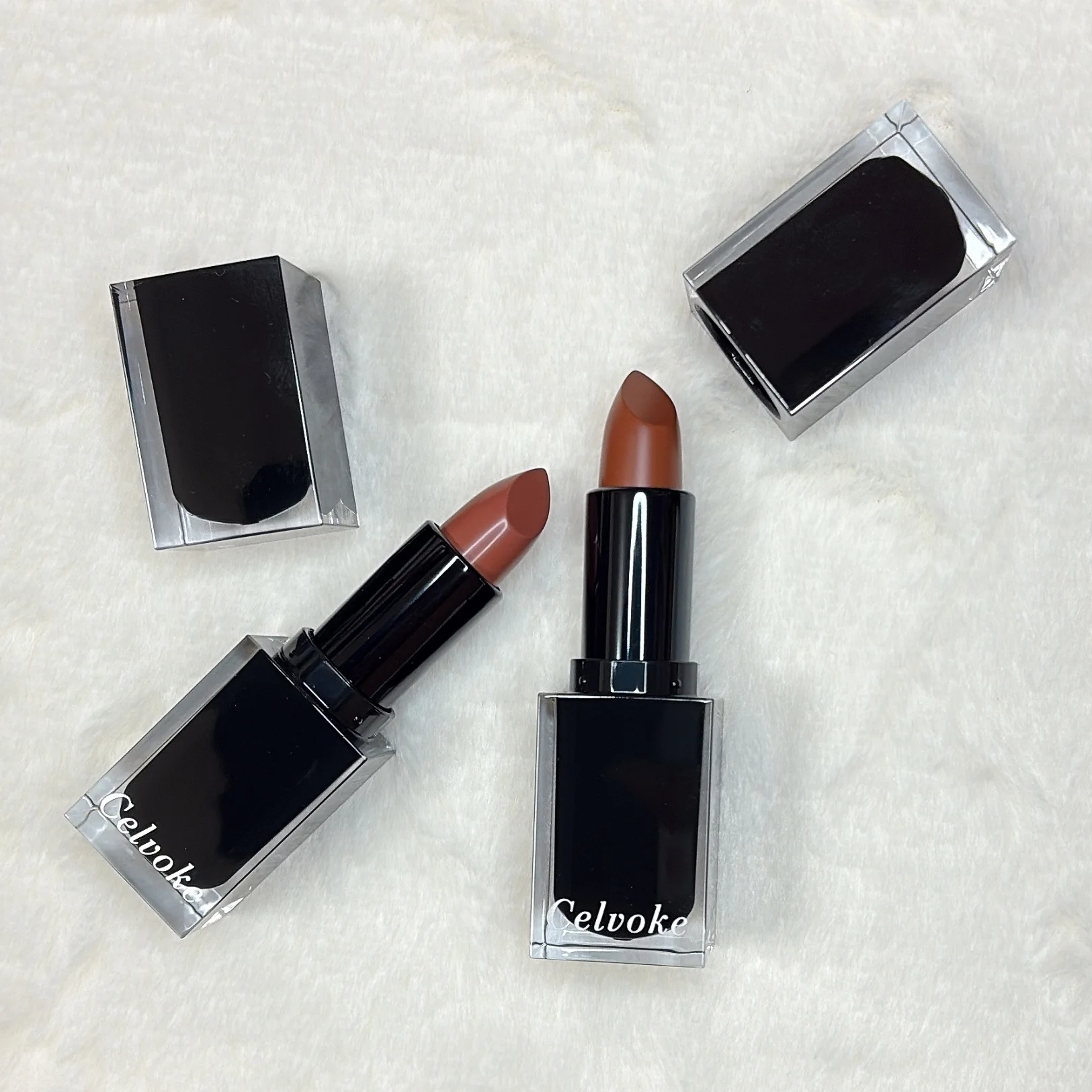 2025 新作コスメ　Cervoke　セルヴォーク　今回、お試しにセレクトしたのは01 テンダーヌードと05 トーキョービート。いま人気のミュートメイクにお似合いの、唇にとけこみ色づく、ヌーディ感ある発色は季節を問わず活躍しそうです。  ただ、けっこう似通った2色を選んじゃったかなと思ったんです