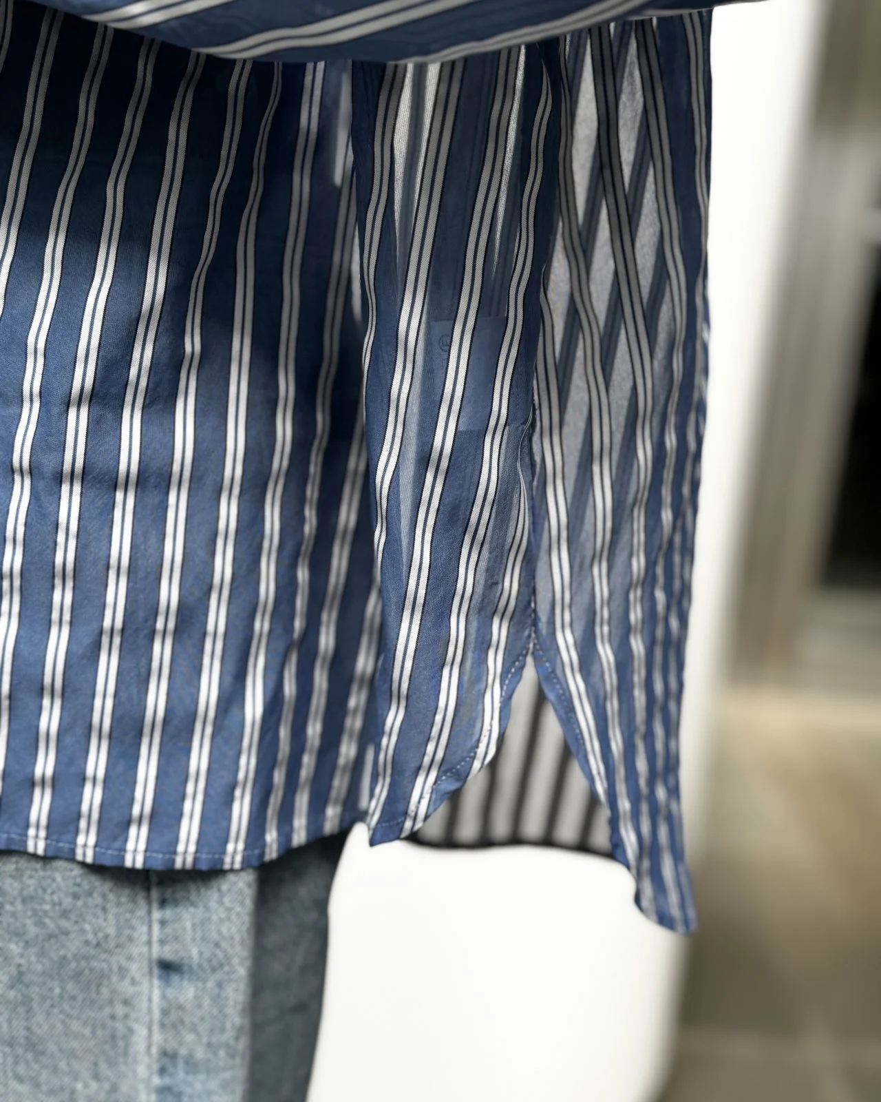 透けストライプボウタイ付きシャツ　生地の素材感