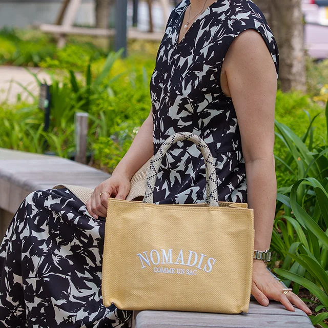 NOMADIS ラフィアバッグ 夏の大人のワンピース BALLSEY モノトーンワンピース フラワープリント 女性らしいシルエット 40代ファッション 40代コーディネート 袖なしワンピース 花柄ワンピース