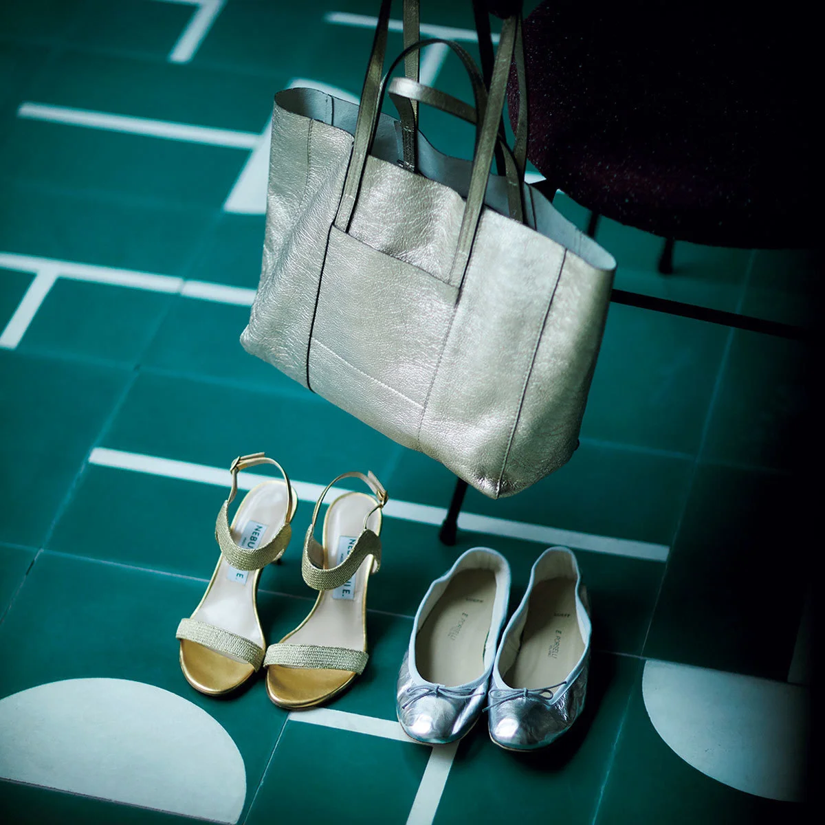 ■METALLIC ITEM：メタリック小物 メタリックの靴やバッグは、ヴィンテージライクなタイプを選ぶのが正確