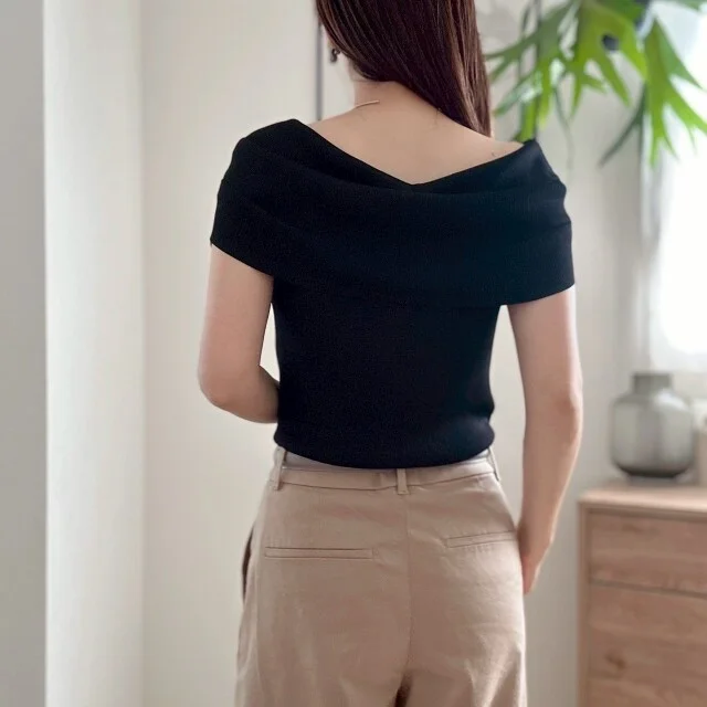 Mila Owenオフショルリブニット(うしろ)