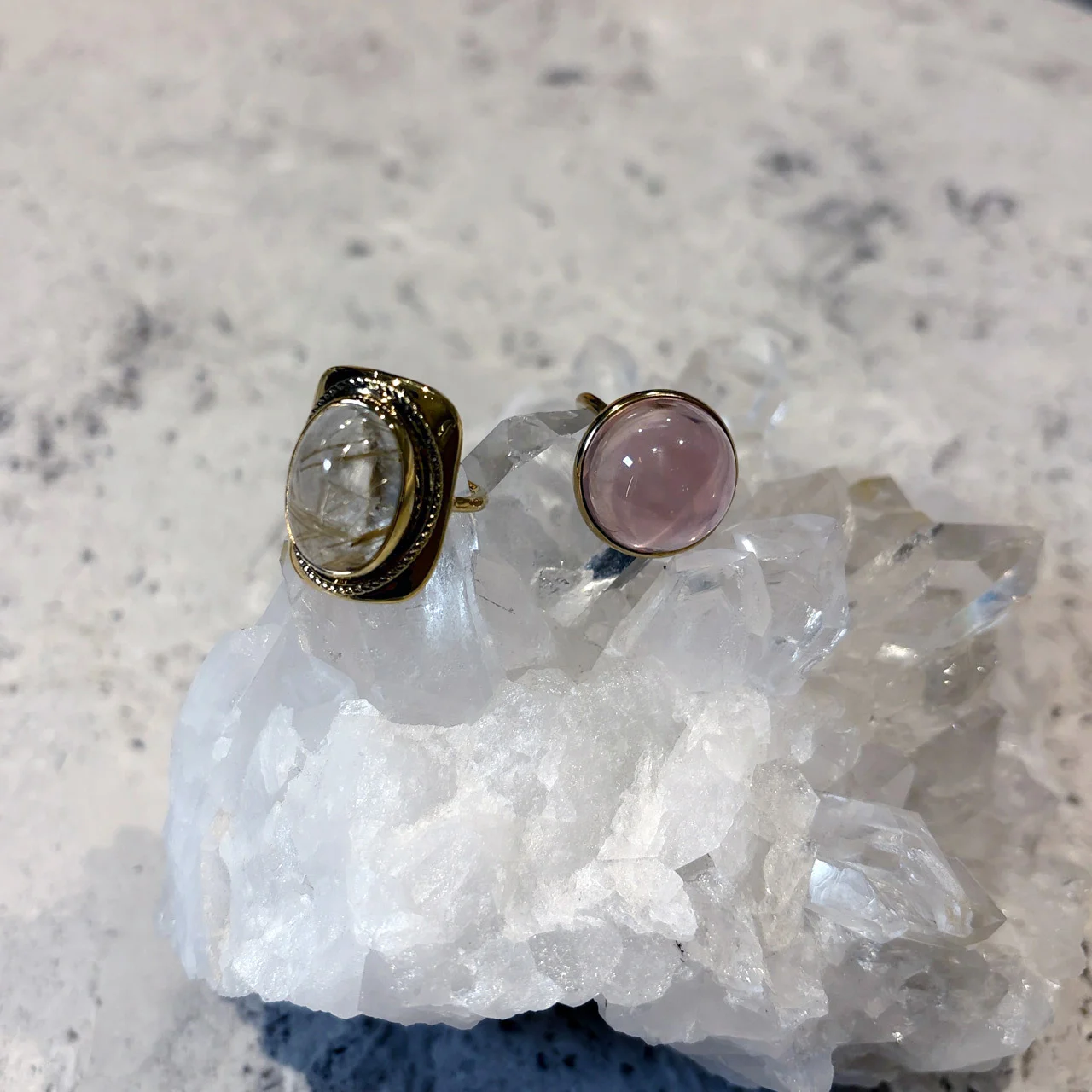 左からマリハのゴールドルチル、ローズクォーツリング