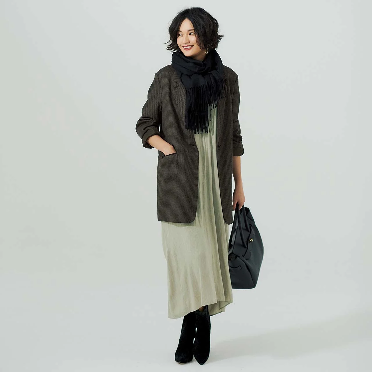 チェックのジャケット＆とろみワンピースを着たモデルの渡辺佳子さん